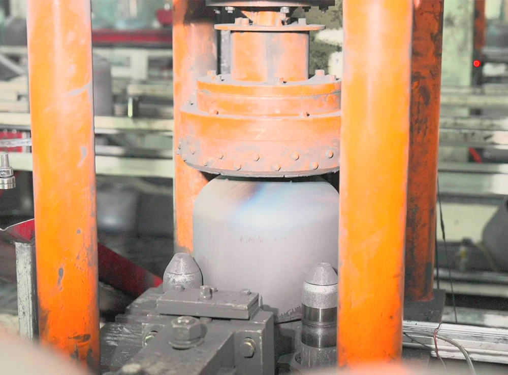 M&aacute;quina de aparar bordas para fabrica&ccedil;&atilde;o de cilindros de GLP