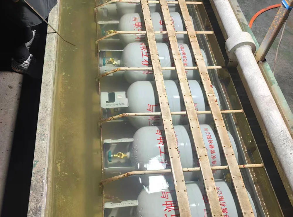 M&aacute;quina de teste de vazamento de ar para linha de produ&ccedil;&atilde;o de cilindros de g&aacute;s GLP