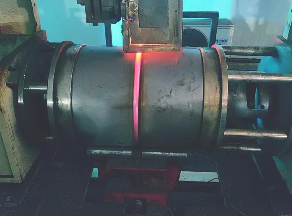 Soldagem de costura circular semiautom&aacute;tica de cilindro para linha de produ&ccedil;&atilde;o de cilindros de GLP